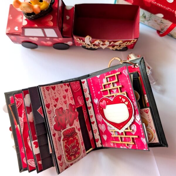 Cute Love Truck with Mini scrapbook Cute Love Truck with Mini scrapbook